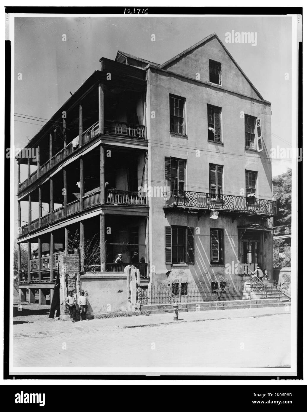 Vue avant et latérale de l'appartement (?) House, 61 Washington Street, Charleston, Caroline du Sud, entre 1933 et 1940. Banque D'Images