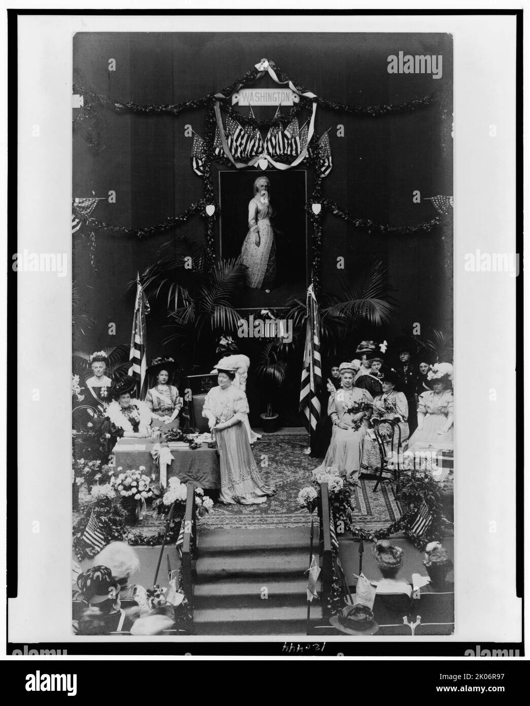 Femmes sur scène à la Convention des filles de la Révolution américaine, Washington, D.C., 1908. Banque D'Images