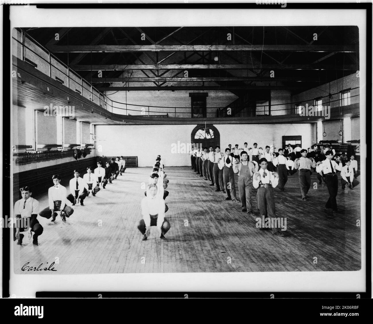 Élèves amérindiens de sexe masculin en classe d'éducation physique, Carlisle Indian School, Carlisle, Pennsylvanie, entre 1901 et 1903. (Pensionnat pour étudiants amérindiens, fondé en 1879 sous l'autorité gouvernementale des États-Unis). Banque D'Images