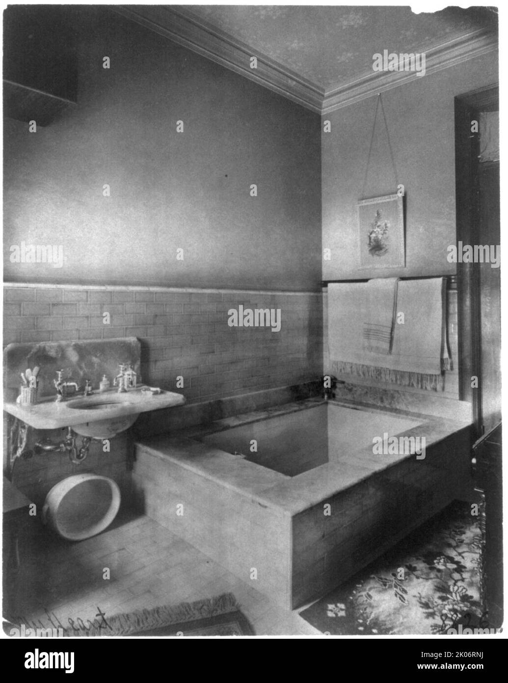 Domicile de Phoebe Apperson Hearst (veuve de George Hearst) au 1400 New Hampshire Ave., NW, Washington, D.C., C1900. Salle de bains avec grande baignoire rectangulaire. [Phoebe Hearst, philanthrope, féministe et suffragiste, a fondé le Musée d'anthropologie de l'Université de Californie et a été co-fondateur de la National parent-Teacher Association]. Banque D'Images