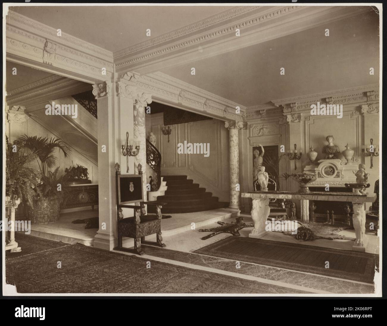 Mary Scott Townsend House, Washington, D.C., c1910. La photographie montre un escalier avec grand escalier, foyer décoratif, meubles et sculpture à la maison Townsend, plus tard la maison de Mathilde et B. Sumner Wells, maintenant le Cosmos Club, 2121 Massachusetts Ave., N.W., Washington, D.C. Banque D'Images