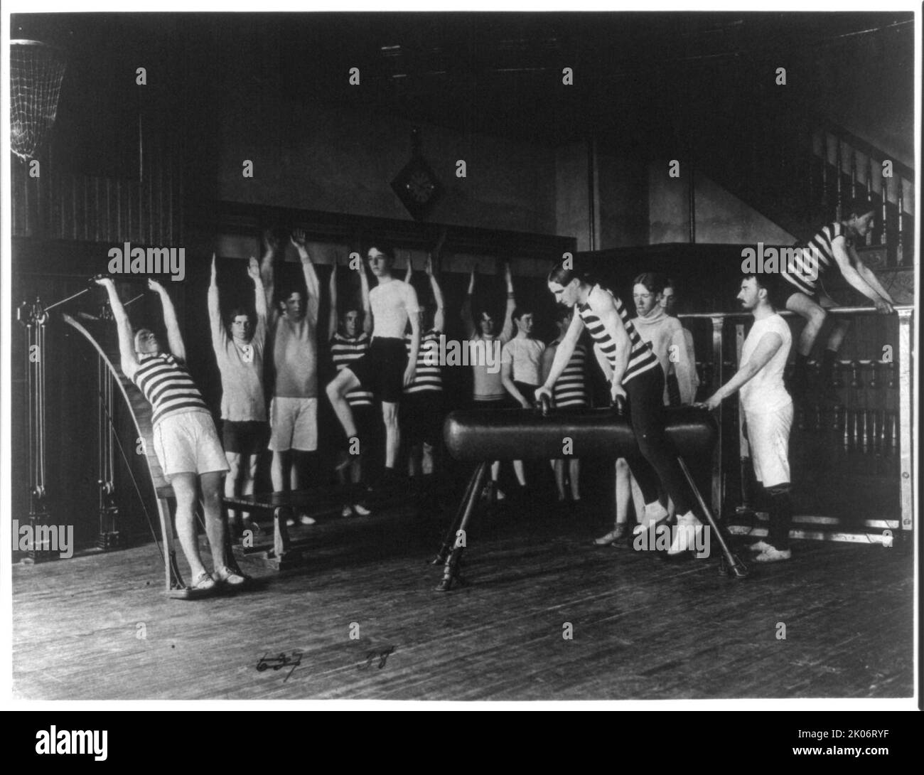 Des élèves de sexe masculin s'exerçant, certains avec de l'équipement, Western High School, Washington, D.C., (1899?). Banque D'Images