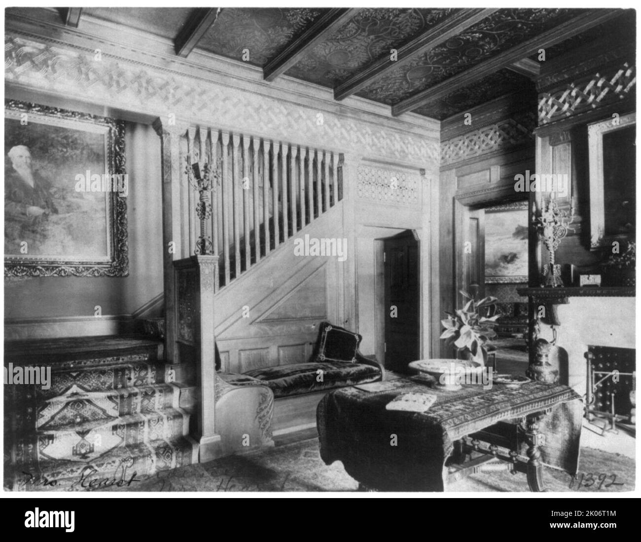 Domicile de Phoebe Apperson Hearst (veuve de George Hearst) au 1400 New Hampshire Ave., NW, Washington, D.C., C1900. Intérieur : escalier, mur, panneaux de plafond. [Phoebe Hearst, philanthrope, féministe et suffragiste, a fondé le Musée d'anthropologie de l'Université de Californie et a été co-fondateur de la National parent-Teacher Association]. Banque D'Images