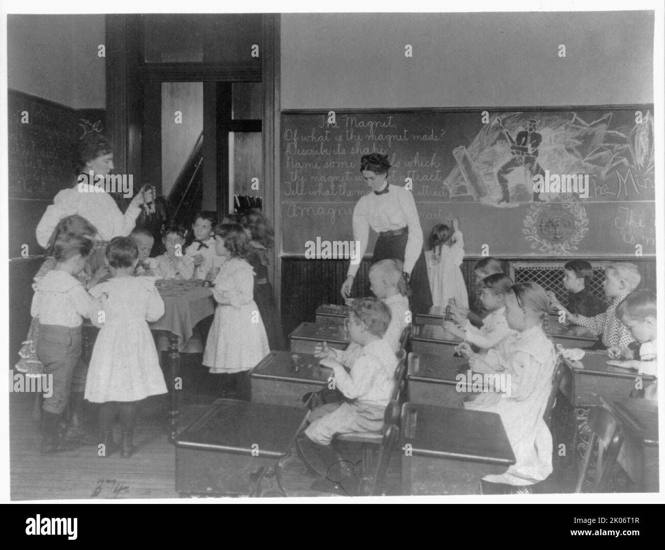 Scène en classe de sciences - jeunes de 7 ou 8 ans qui étudient l'aimant, Division 8th, Washington, D.C., (1899?). Banque D'Images