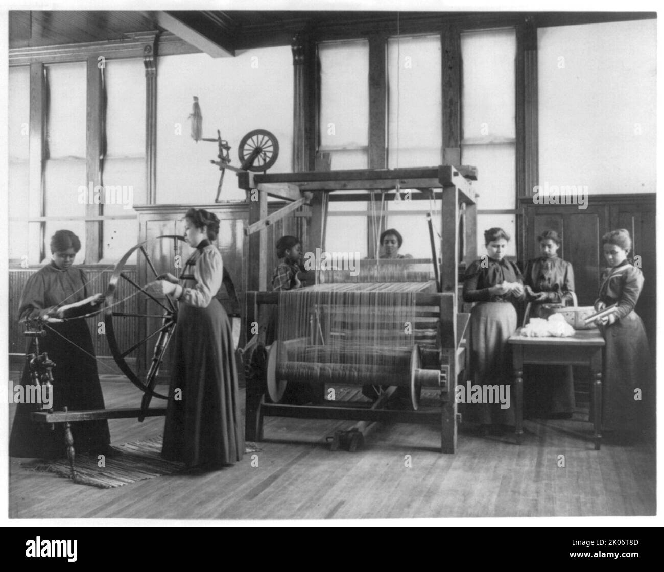 Les femmes afro-américaines se serpentant un tapis en classe d'économie domestique au Hampton Institute, Hampton, Virginie, 1899 ou 1900. Banque D'Images