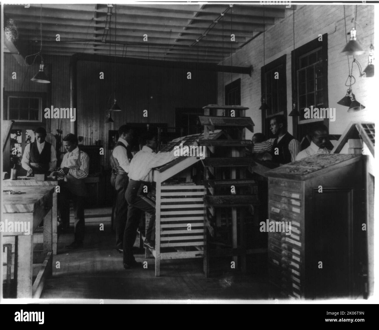 Étudiants travaillant dans une imprimerie, Tuskegee Institute, Ala, 1902. [Des étudiants afro-américains qui apprennent à imprimer]. Banque D'Images