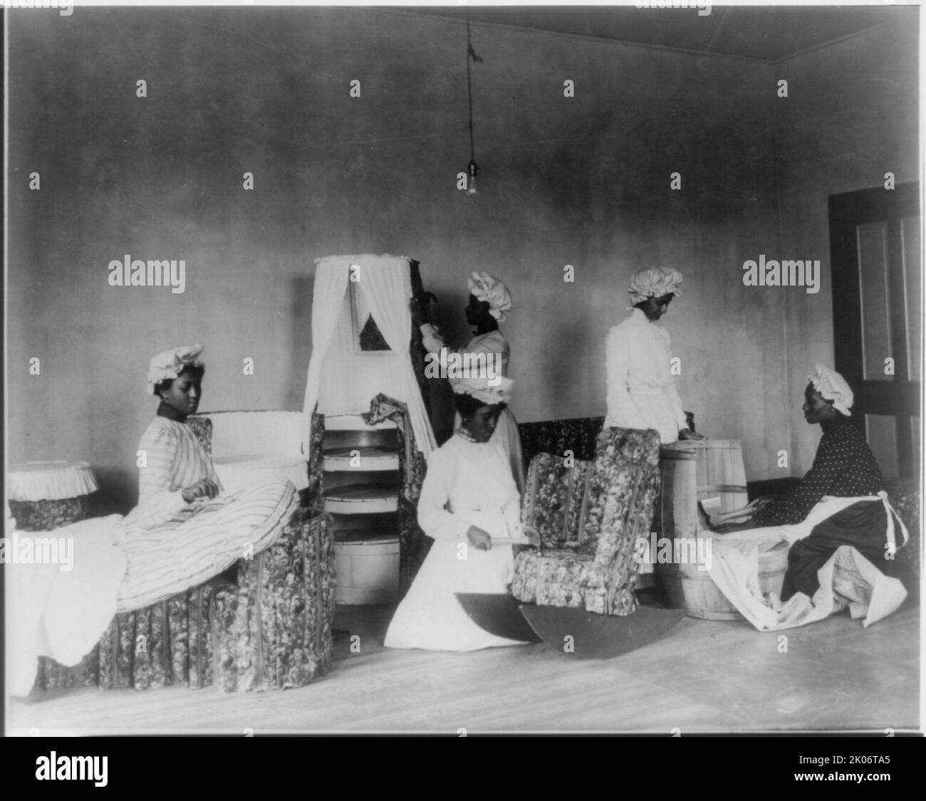 Étudiants en fabrication et en rembourrage de meubles en tonneau, 1902. [Jeunes femmes noires apprenant la garniture et l'ameublement doux]. Banque D'Images