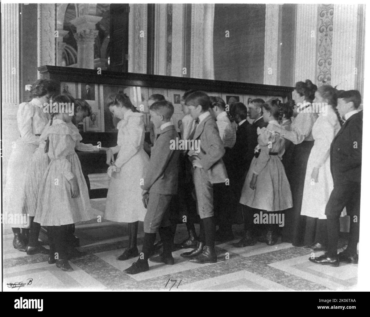 Washington, D.C., écoles publiques - voyage dans le musée - exposition de George Washingtoniana, (1899?). [Les écoliers apprennent à connaître George Washington dans l'histoire des États-Unis]. Banque D'Images