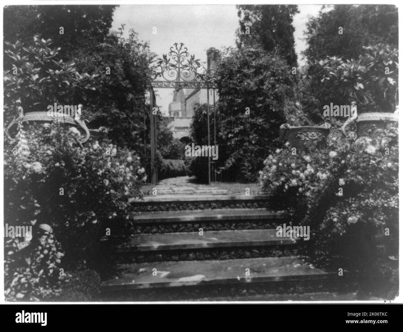 « Planter Fields » William Robertson COE House, 1395 planter Fields Road, Oyster Bay, New York, 1926. Architecture de la maison : Walker & amp; Gillette, 1918-1921. Paysage : James Frederick Dawson, Olmsted Brothers, à partir de 1918, conception globale. Salon de thé, jardin et salon de thé, Andrew Robeson Sargent et Guy Lowell, 1914-1916. Lewis & amp ; Valentine, New York, New York, New York, installateurs de la société. Banque D'Images