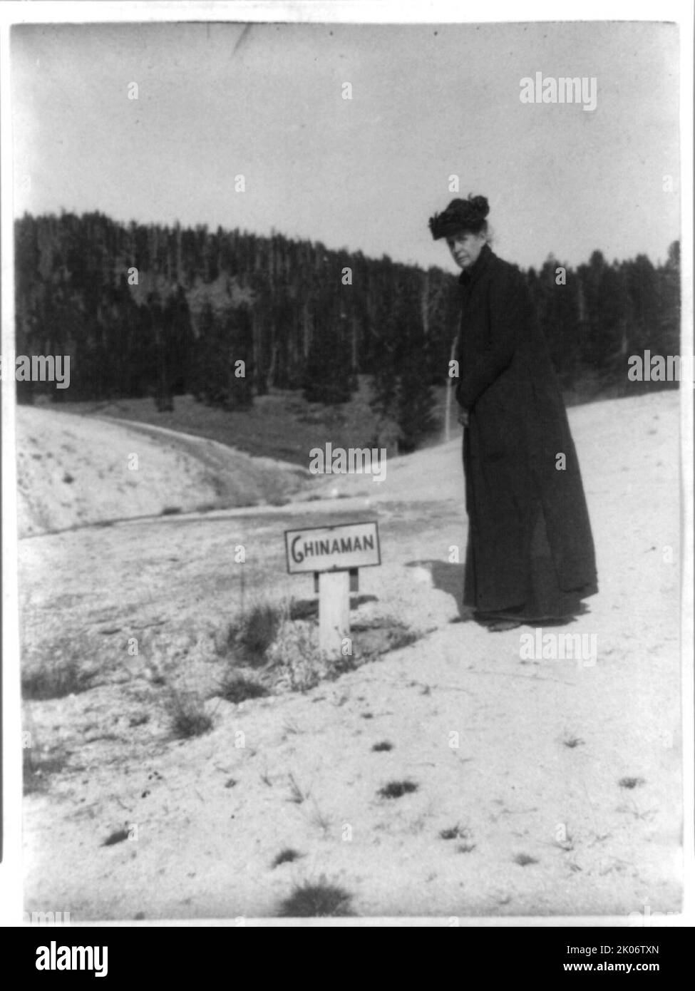 Frances A. Johnston mère de Frances Benjamin Johnston à Yellowstone, 1903. Debout par le geyser "Chinaman". Banque D'Images