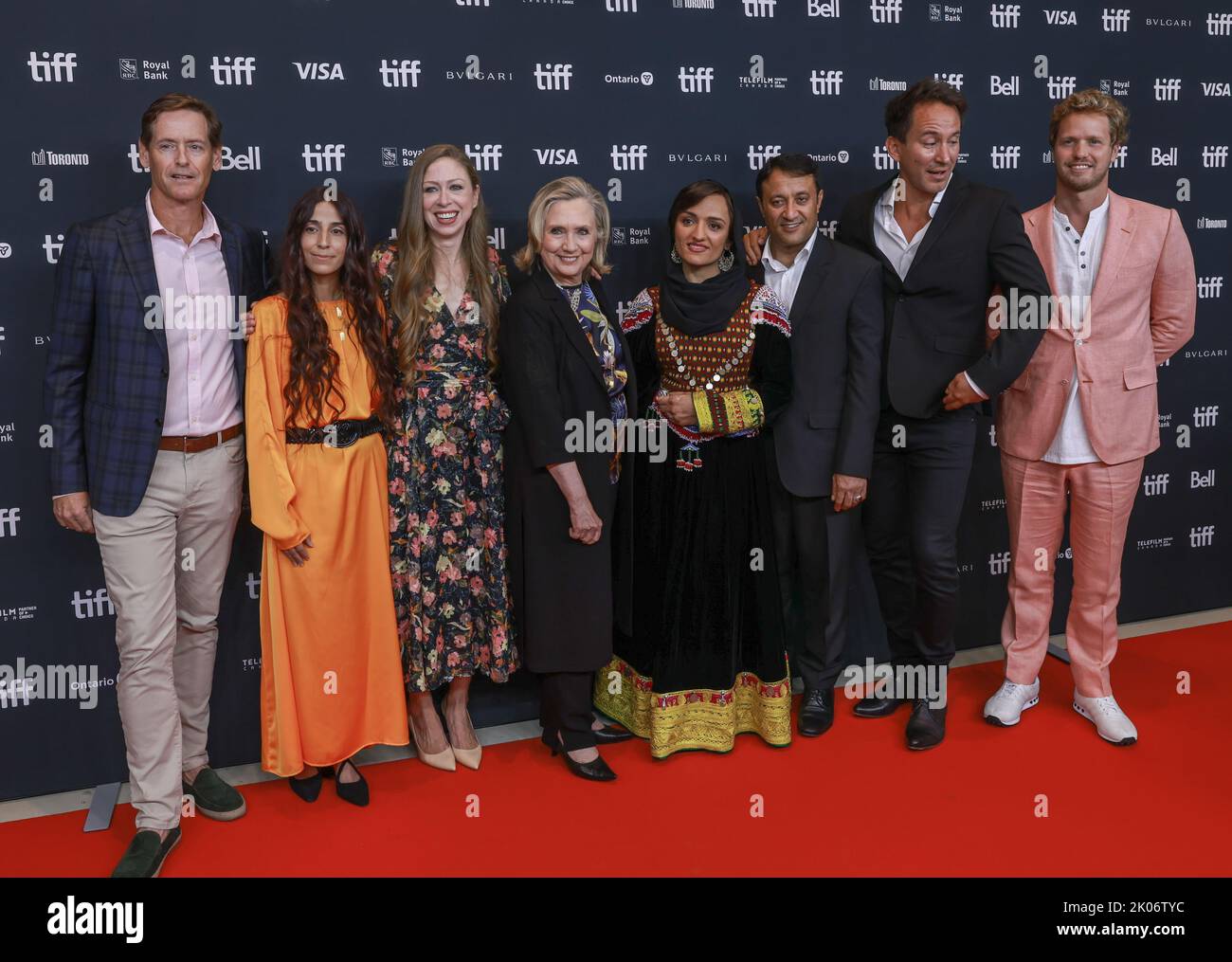 Toronto, Canada. 9th septembre 2022. (G-D) Howard Owens, Tamana Ayazi, Chelsea Clinton, Hillary Clinton, Zarifa Ghafari, Bashir Mohammadi, Marcel Mettelsiefen et Sam Branson posent sur le tapis rouge au Festival international du film de Toronto 2022 - 'In Hair Hands'. Premier crédit : Sharon Dobson/Alay Live News Banque D'Images