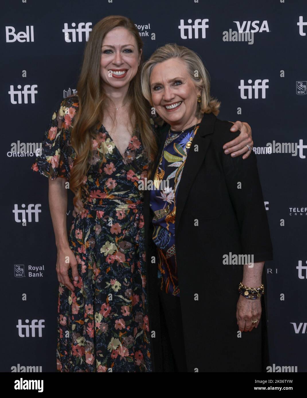 Toronto, Canada. 9th septembre 2022. (G-D) Chelsea Clinton et Hillary Clinton posent sur le tapis rouge au Festival international du film de Toronto 2022 - "dans ses mains" première mention: Sharon Dobson/Alay Live News Banque D'Images