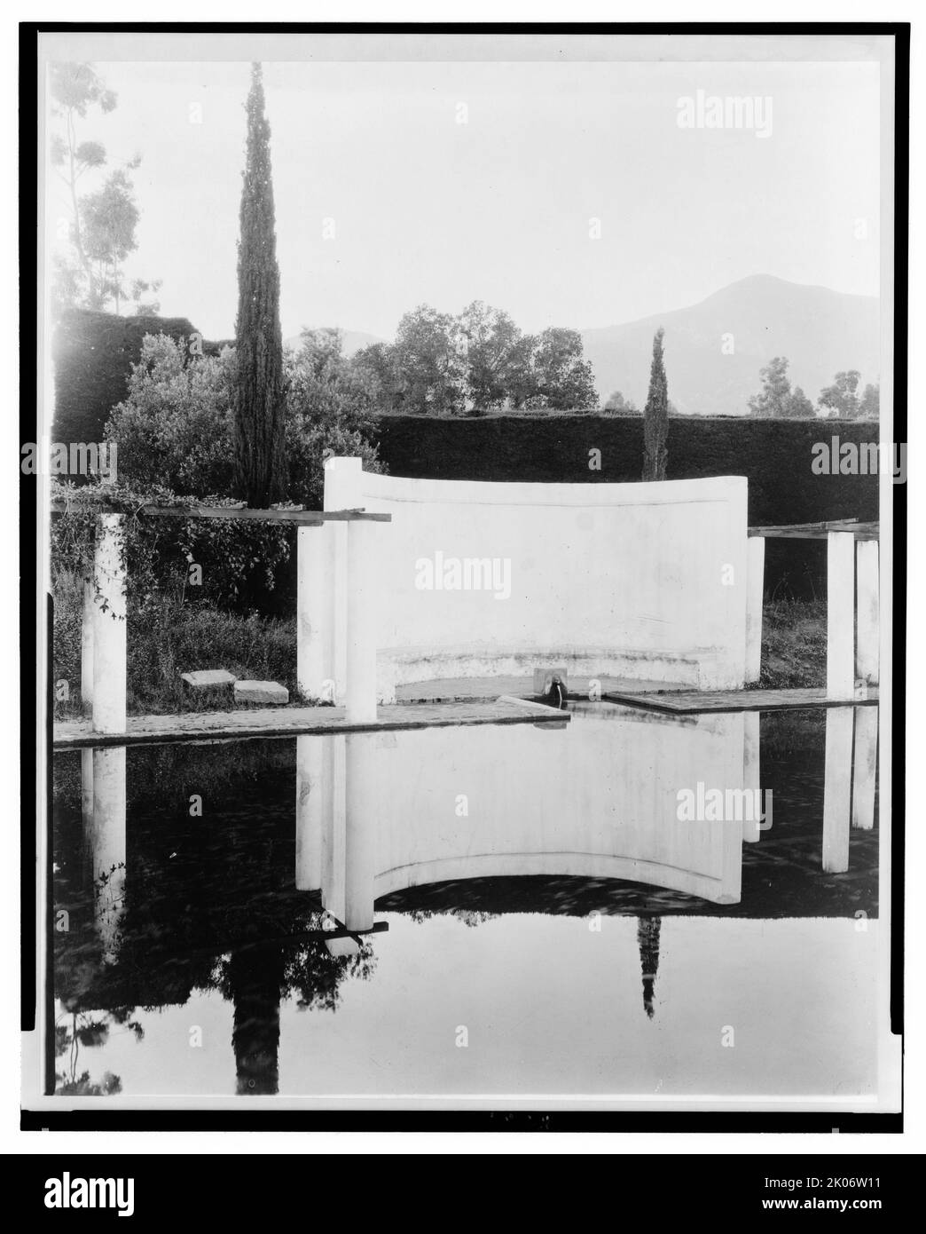 "El Fureidis", maison James Waldron Gillespie, Parra Grande Lane, Montecito, Californie, 1917. Architecture de la maison : Bertram Grovesnor [sic] Goodhue avec Cram, Goodhue et amp; Ferguson, construit de 1905 à 1906; Myron Hunt et Elmer Gray, architectes de supervision. Paysage : Bertram Grosvenor Goodhue avec Cram, Goodhue et amp ; Ferguson, 1902-1906. Banque D'Images