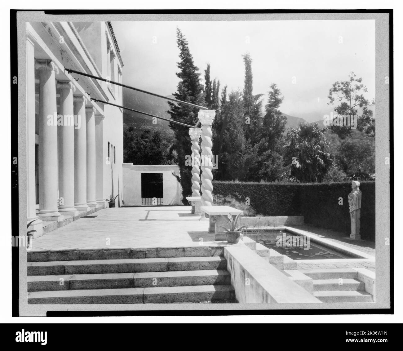 "El Fureidis", maison James Waldron Gillespie, Parra Grande Lane, Montecito, Californie, 1917. Architecture de la maison : Bertram Grovesnor [sic] Goodhue avec Cram, Goodhue et amp; Ferguson, construit de 1905 à 1906; Myron Hunt et Elmer Gray, architectes de supervision. Paysage : Bertram Grosvenor Goodhue avec Cram, Goodhue et amp ; Ferguson, 1902-1906. Banque D'Images