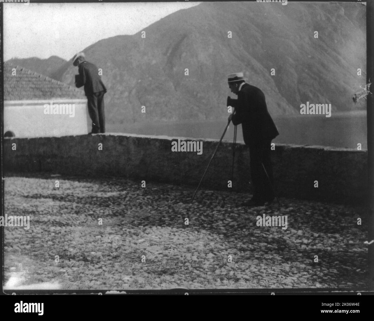 Les Fiends, (1905 ?). Vues arrière de deux hommes prenant des photos à Cadenabbia, Italie - Lac de Côme en arrière-plan. Banque D'Images