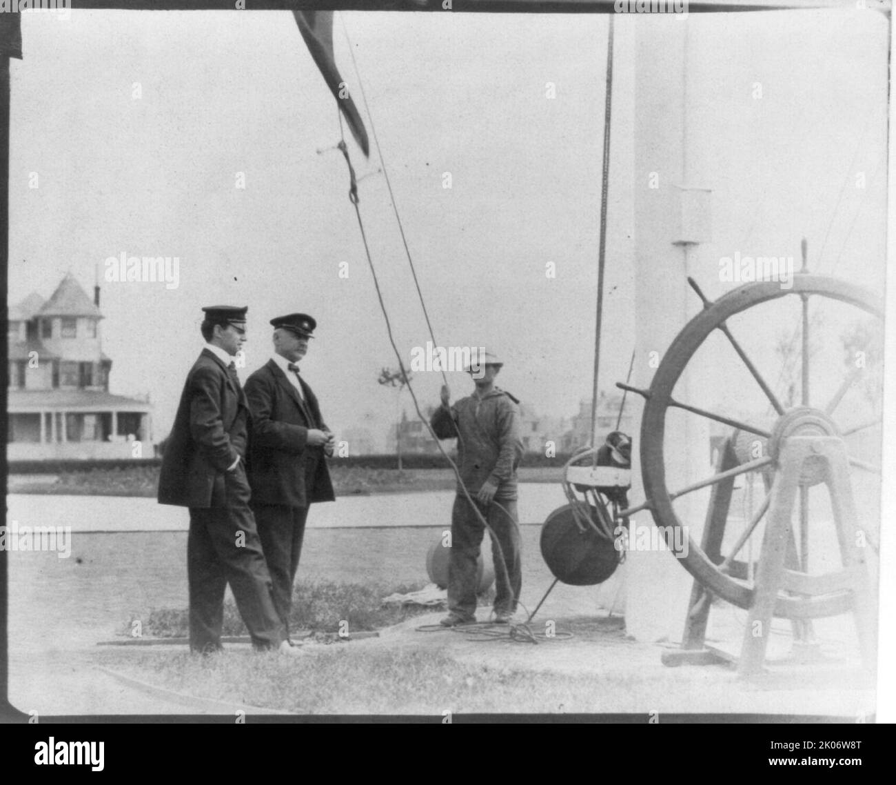 New York Yacht Club, Oyster Bay, L.I., 1905: 2 hommes observant le drapeau du marin, 1905. Banque D'Images