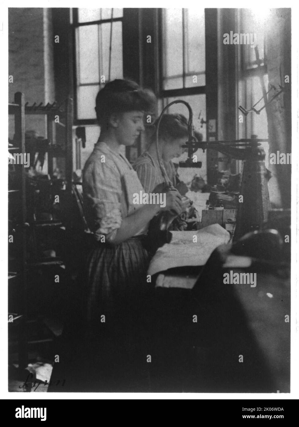 Usines de chaussures, Lynn, Mass.: 2 femmes travaillant dans une usine de chaussures, (1895?). Banque D'Images