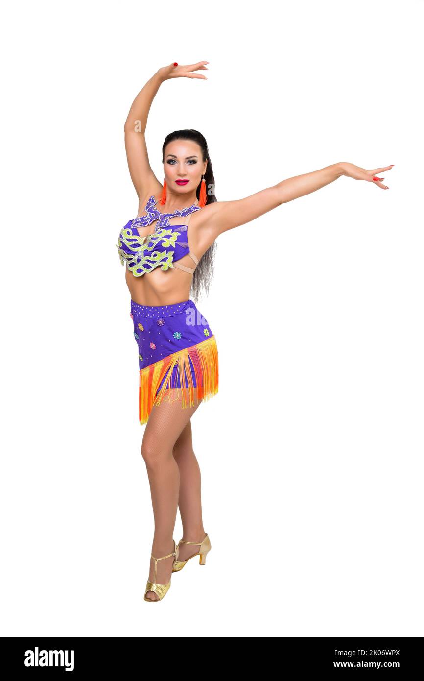 Magnifique brunette adulte, danseuse de danses nationales orientales. Arrière-plan blanc isolé. Banque D'Images