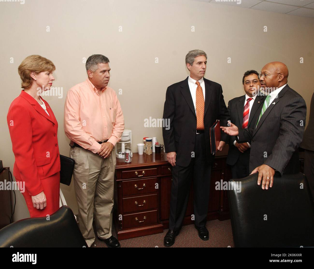 Visite du secrétaire Alphonso Jackson à Indianapolis, Indiana, pour des discussions avec le gouverneur de l'Indiana Mitch Daniels, d'autres représentants de l'État, le personnel du Bureau de l'inspecteur général de la HUD et les procureurs concernant l'achèvement des affaires de fraude de propriétaire et de locataire dans l'État opération Clean Sweep. Banque D'Images