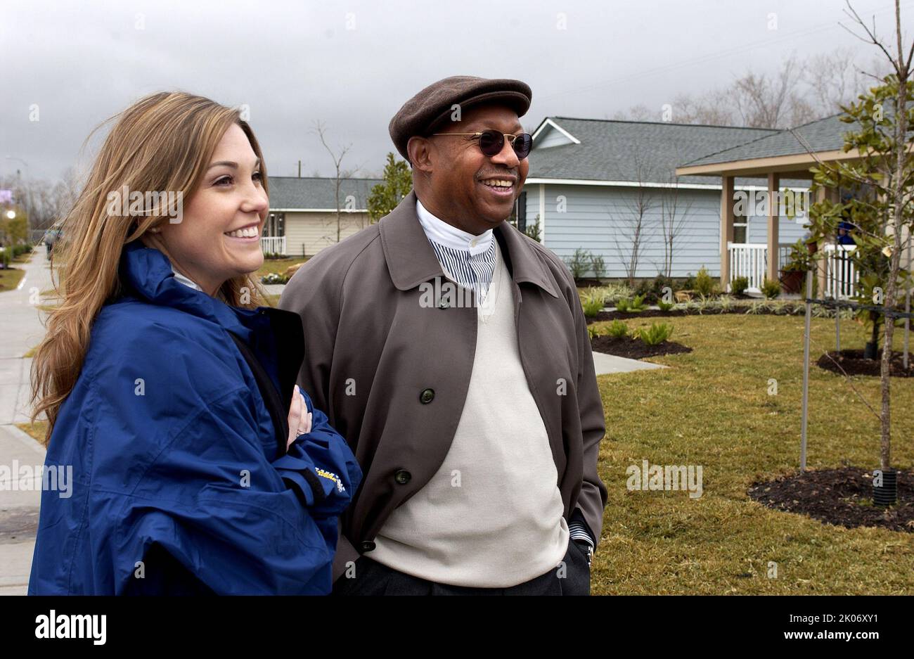 Le secrétaire Alphonso Jackson et ses collaborateurs à Houston, Texas, sur la scène avec l'animateur de la série télévisée Oprah Winfrey pour la prise de bande du segment Oprah Show consacré aux évacués de l'ouragan Katrina. Banque D'Images