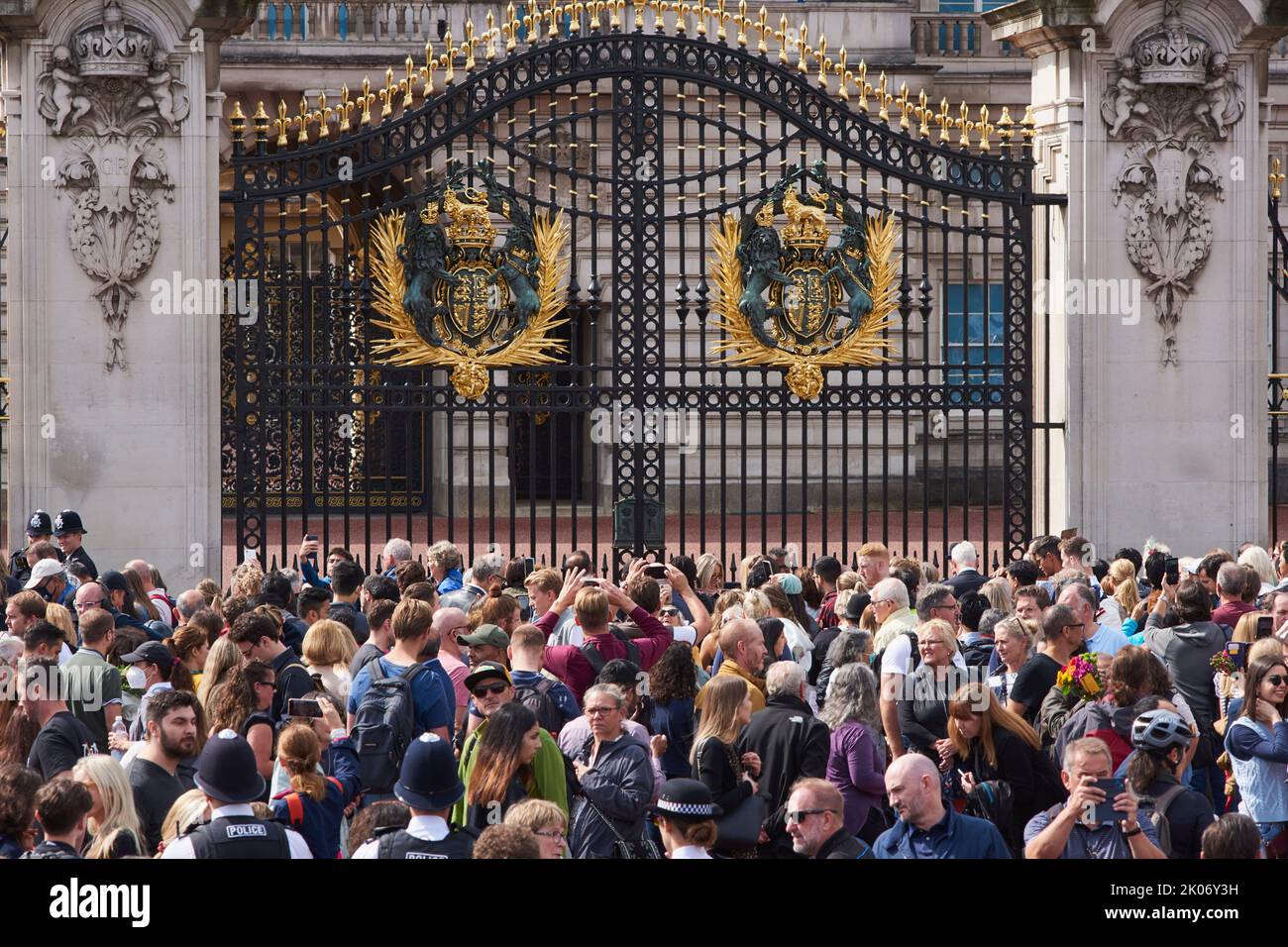 Foule devant les portes de Buckingham Palace, Londres, le vendredi 9th septembre, le lendemain de l'annonce de la mort de la reine Elizabeth II Banque D'Images
