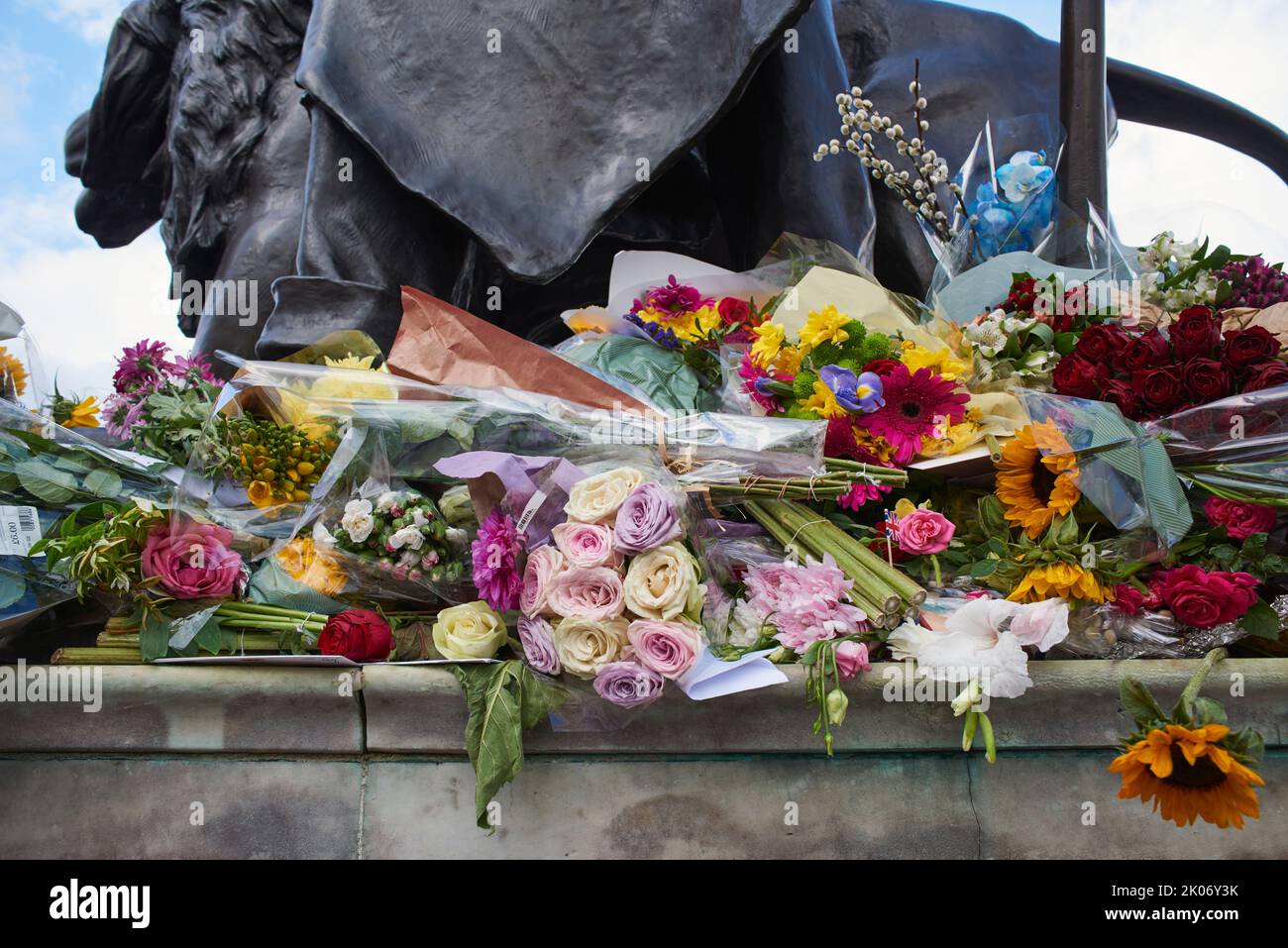 Hommages floraux au Victoria Memorial à l'extérieur de Buckingham Palace, Londres, le lendemain de l'annonce de la mort de la reine Elizabeth II Banque D'Images