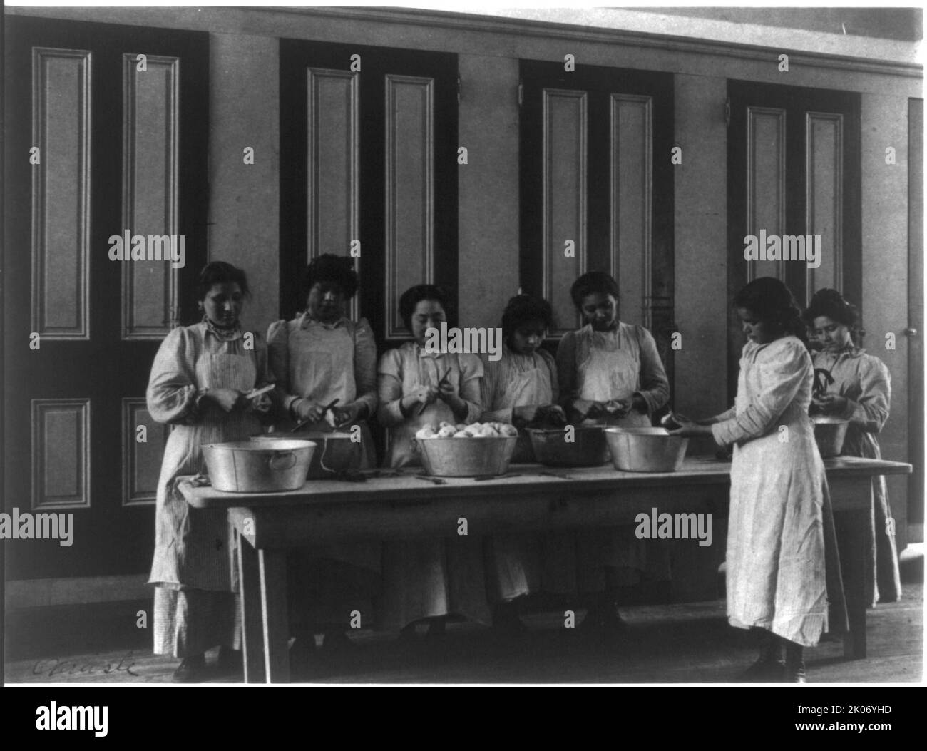 École indienne de Carlisle, Carlisle, Pennsylvanie, cours de cuisine, 1901. Banque D'Images