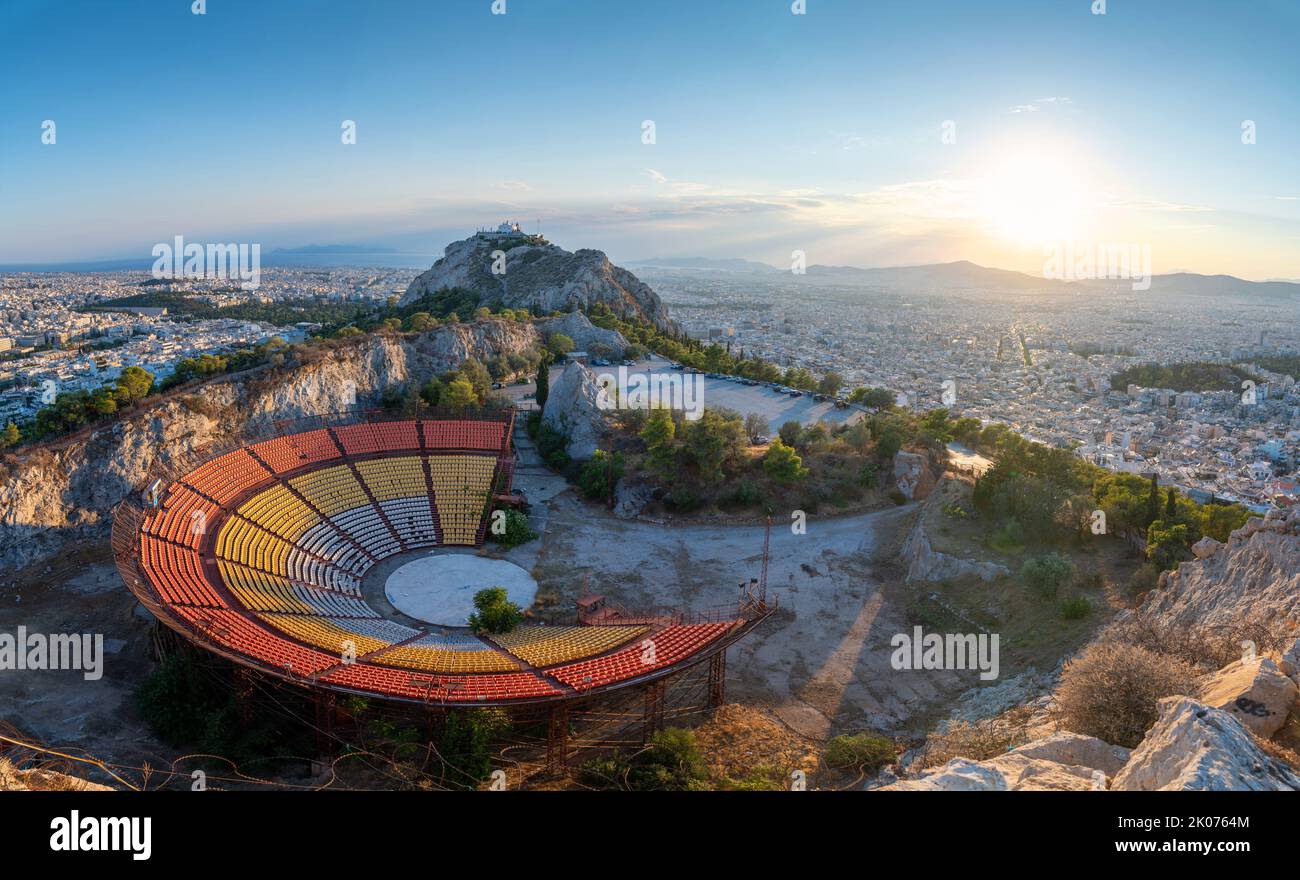 La colline de Lycabette et le théâtre en plein air au-dessus d'Athènes, Grèce Banque D'Images