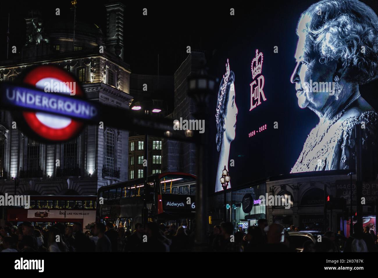 Hommage à la reine Elizabeth II sur le panneau géant de Piccadilly Circus après sa mort le 8 septembre 2022. Banque D'Images