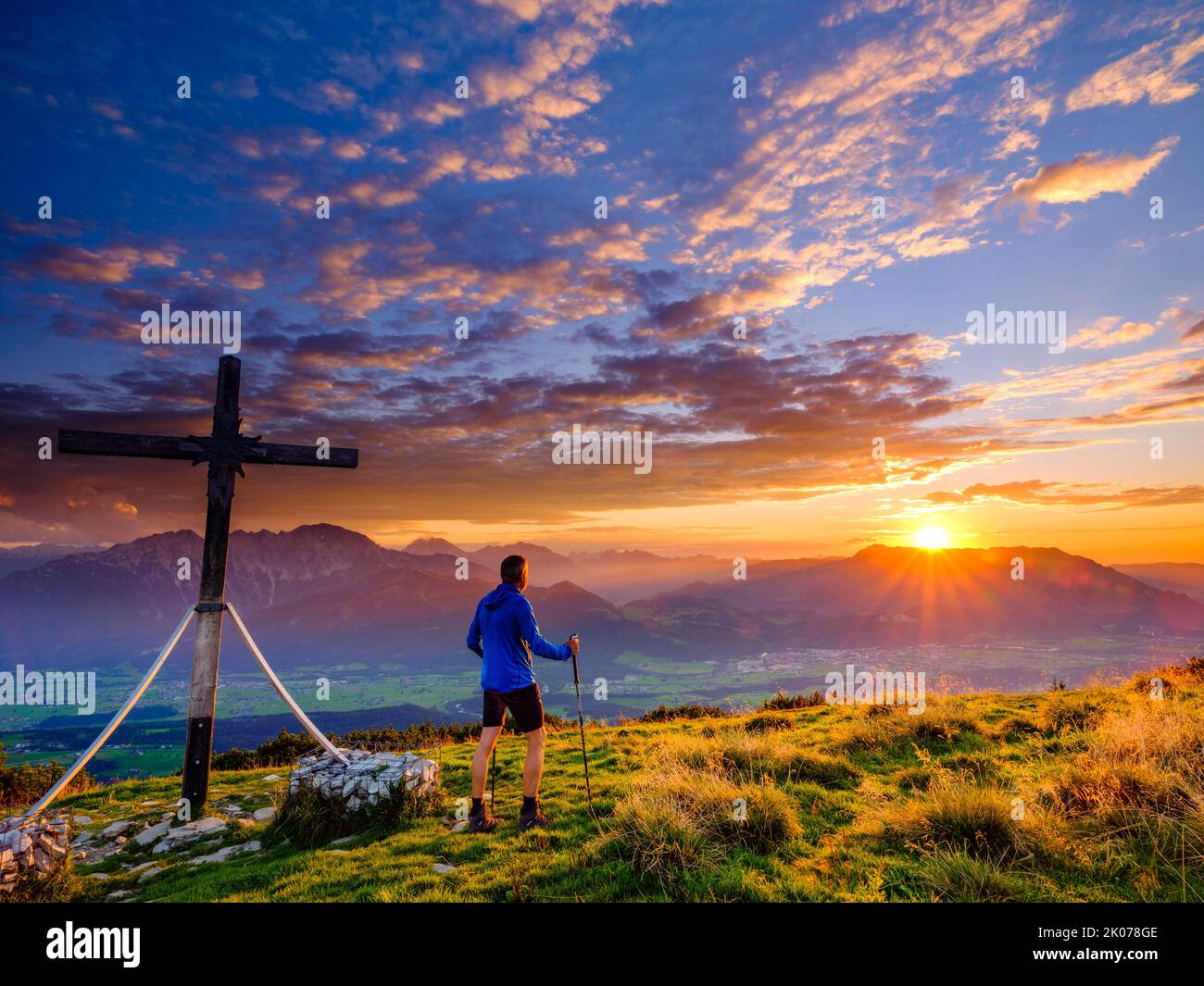 Les alpinistes au sommet de Schlenken traversent les nuages du coucher du soleil (cumulus), les Alpes de Berchtesgaden en arrière-plan, Bad Vigaun, Krispl, Osterhorngruppe Banque D'Images