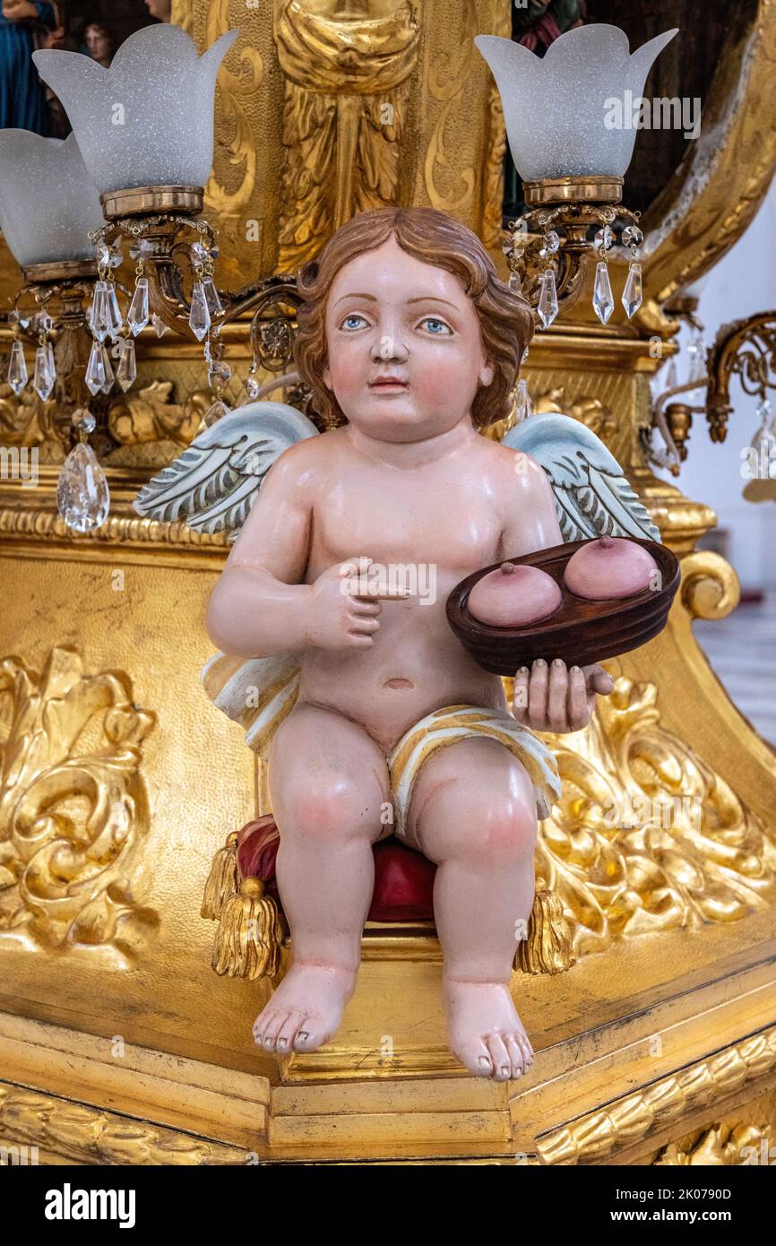 Dans le Duomo (cathédrale) de Catane, en Sicile, un ange affiche les seins coupés de Saint Agatha, un martyr chrétien et le saint patron de la ville Banque D'Images