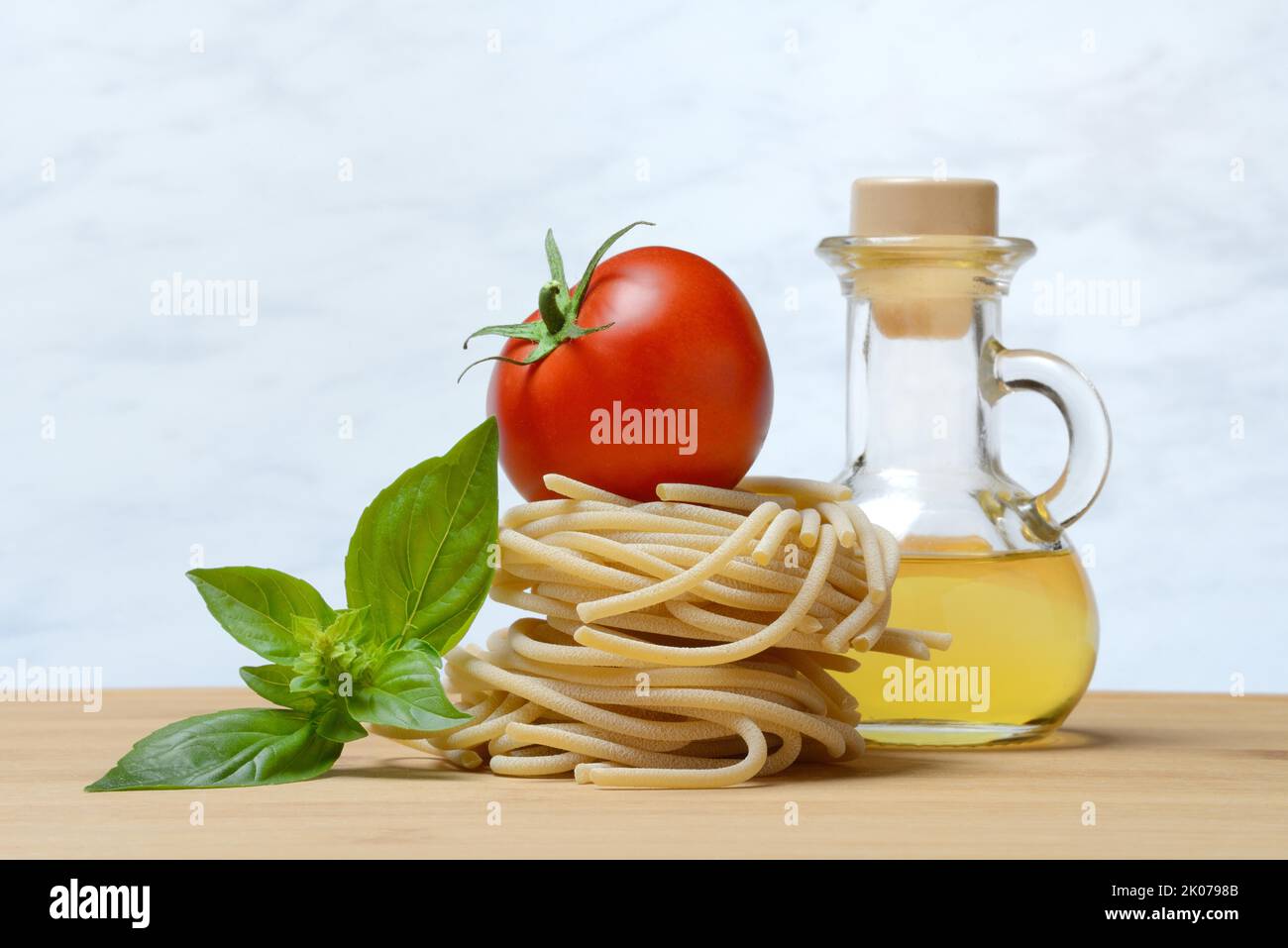 Pici, pâtes italiennes, les pâtes nichent avec de la tomate et de l