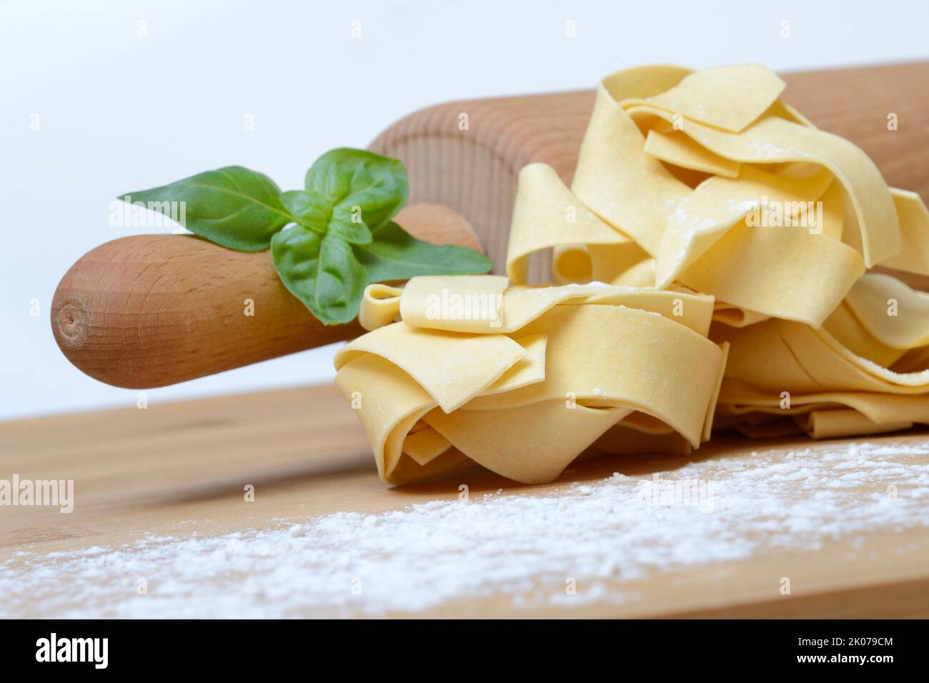 Pappardelles, larges nouilles au ruban italien avec pâte à pain, pâtes Banque D'Images