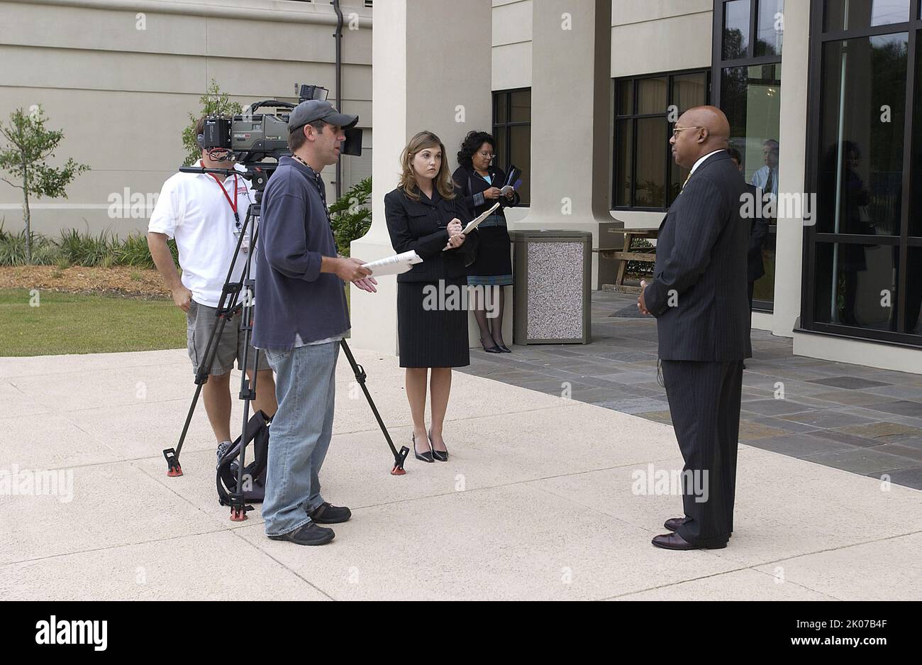 Visite du secrétaire Alphonso Jackson sur le campus de l'Université d'État de Louisiane, à Baton Rouge, en Louisiane, pour l'annonce du Partenariat pour la reconstruction des universités de l'Amérique, une initiative offrant du financement et d'autres ressources pour permettre aux étudiants et professeurs d'université, Et le personnel de prêter leurs compétences à la reconstruction de la côte du Golfe à la suite de l'ouragan Kaztrina. Parmi les fonctionnaires qui se sont joints au secrétaire Jackson à l'annonce, mentionnons le chancelier de l'Université d'État de Louisiane et l'ancien administrateur de la NASA, Sean O'Keefe, et le directeur général de la Corporation for National and Community Service, David EI Banque D'Images