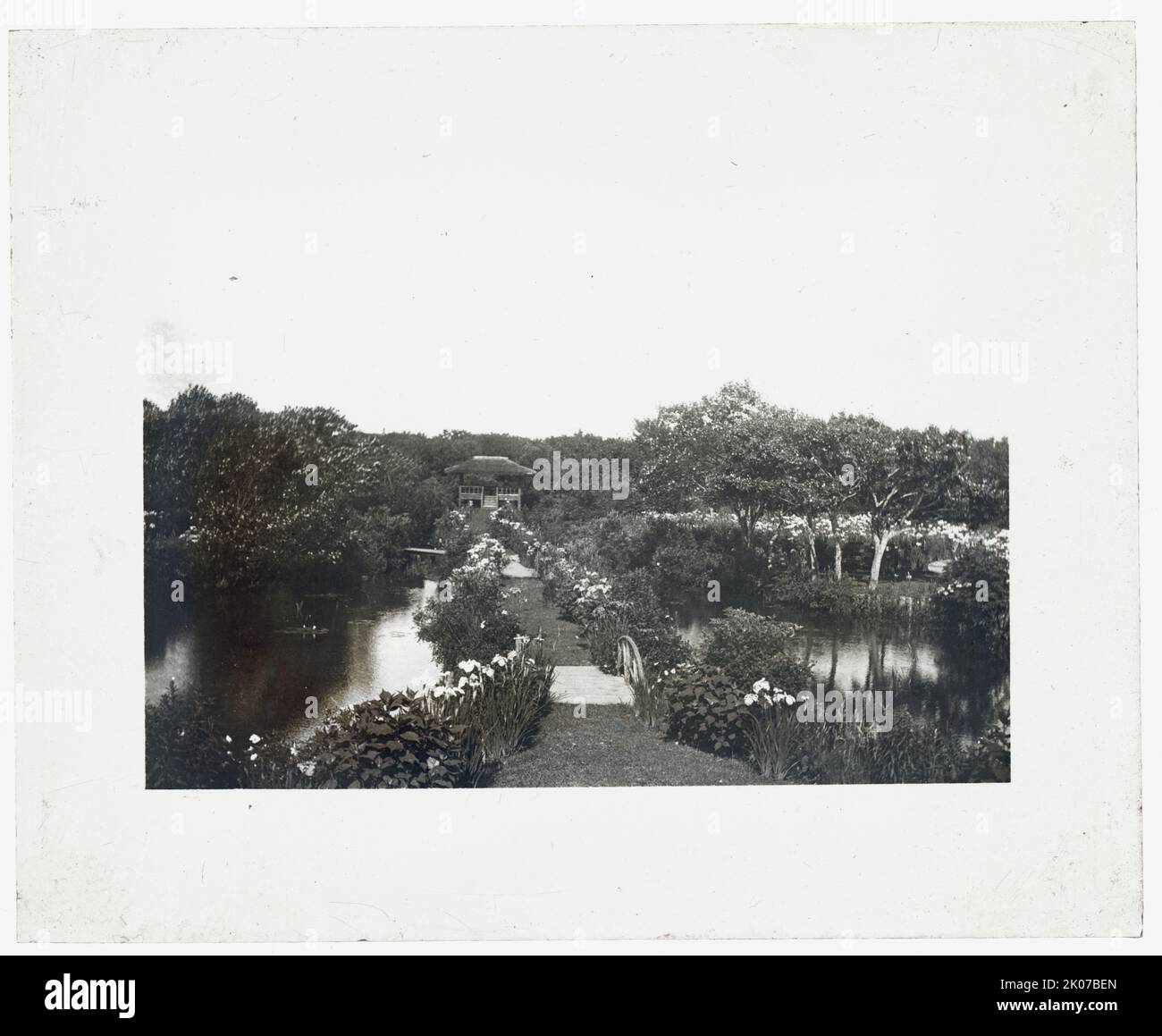 « Gray-Croft », Stephen Swete Cummins House, Hunting Lane, East Hampton, New York, 1913. Architecture de maison: Isaac Henry Green Jr. Pour Lorenzo Guernesey Woodhouse. Paysage: Emma Woodhouse (Mme Stephen S.) Cummins. Autres: Emma Woodhouse Cummins (1846-1908), après avoir épousé Lorenzo Guernesey Woodhouse, l'oncle de Lorenzo E. Woodhouse, a épousé Stephen Swete Cummins en 1906. À la mort de sa femme, il épousa le poète et rédacteur en chef de Lyric Magazine, Virginia Kent Cummins. Banque D'Images