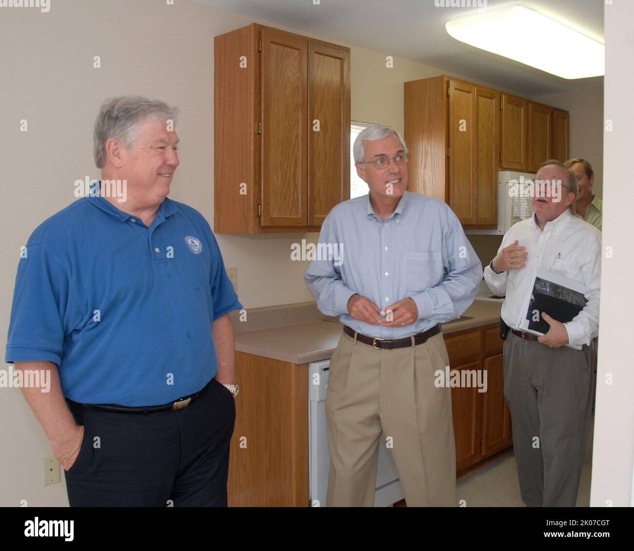 Le secrétaire adjoint Roy Bernardi en visite à Biloxi, Mississippi, avec le gouverneur du Mississippi, Haley Barbour, qui visite de nouvelles maisons et un centre principal deux ans après l'ouragan Katrina. Banque D'Images