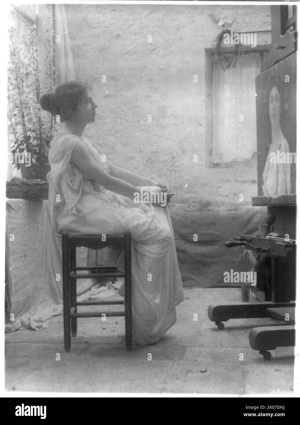 Le critique, s.d.. Femme, assise, pleine lgth., profil droit, regardant une peinture d'elle-même? Banque D'Images