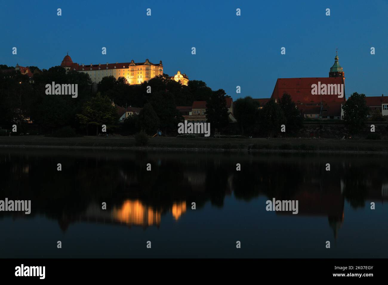 Château de Sonnenstein, Elbe, Blue Hour, Pirna, Saxe, Allemagne Banque D'Images