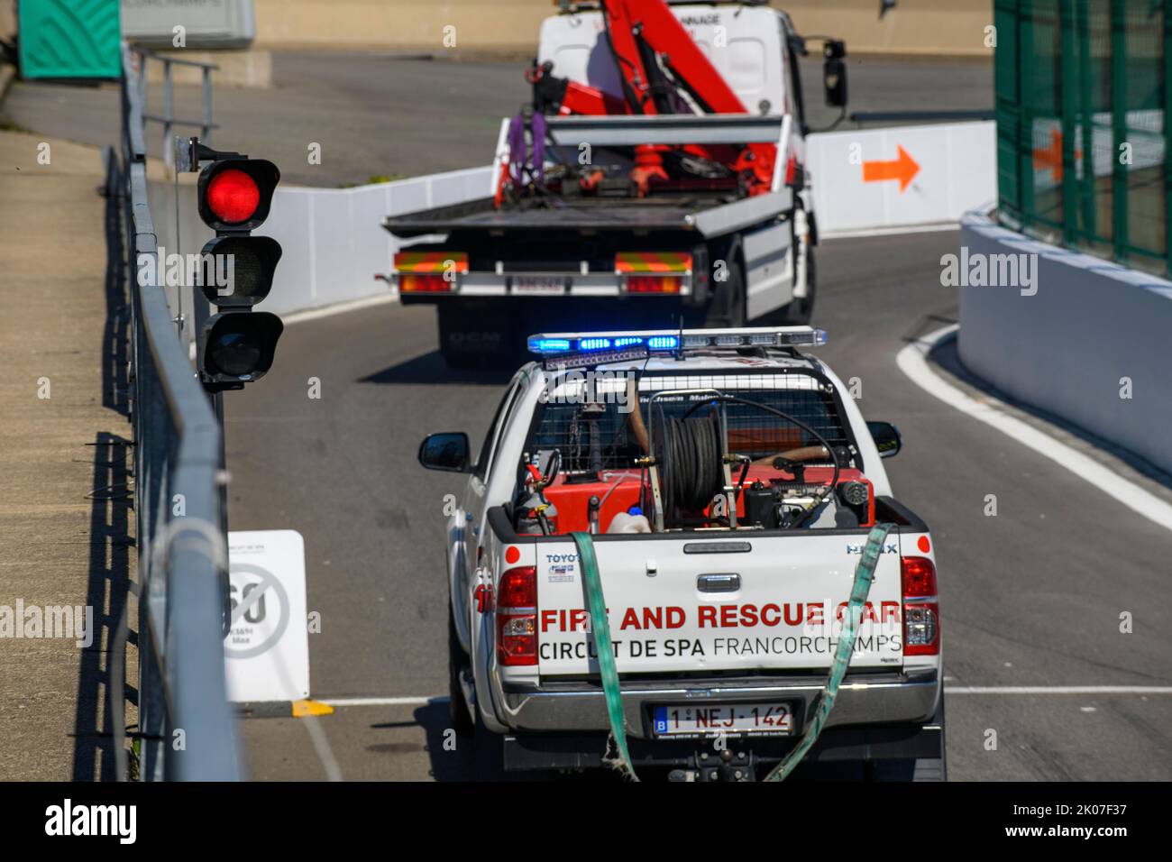 Un camion de remorquage et un véhicule de secours passent par la sortie de la voie de la fosse sur la piste de course aux feux rouges en raison d'un arrêt de course, circuit de Formule 1 de la FIA, circuit de Banque D'Images