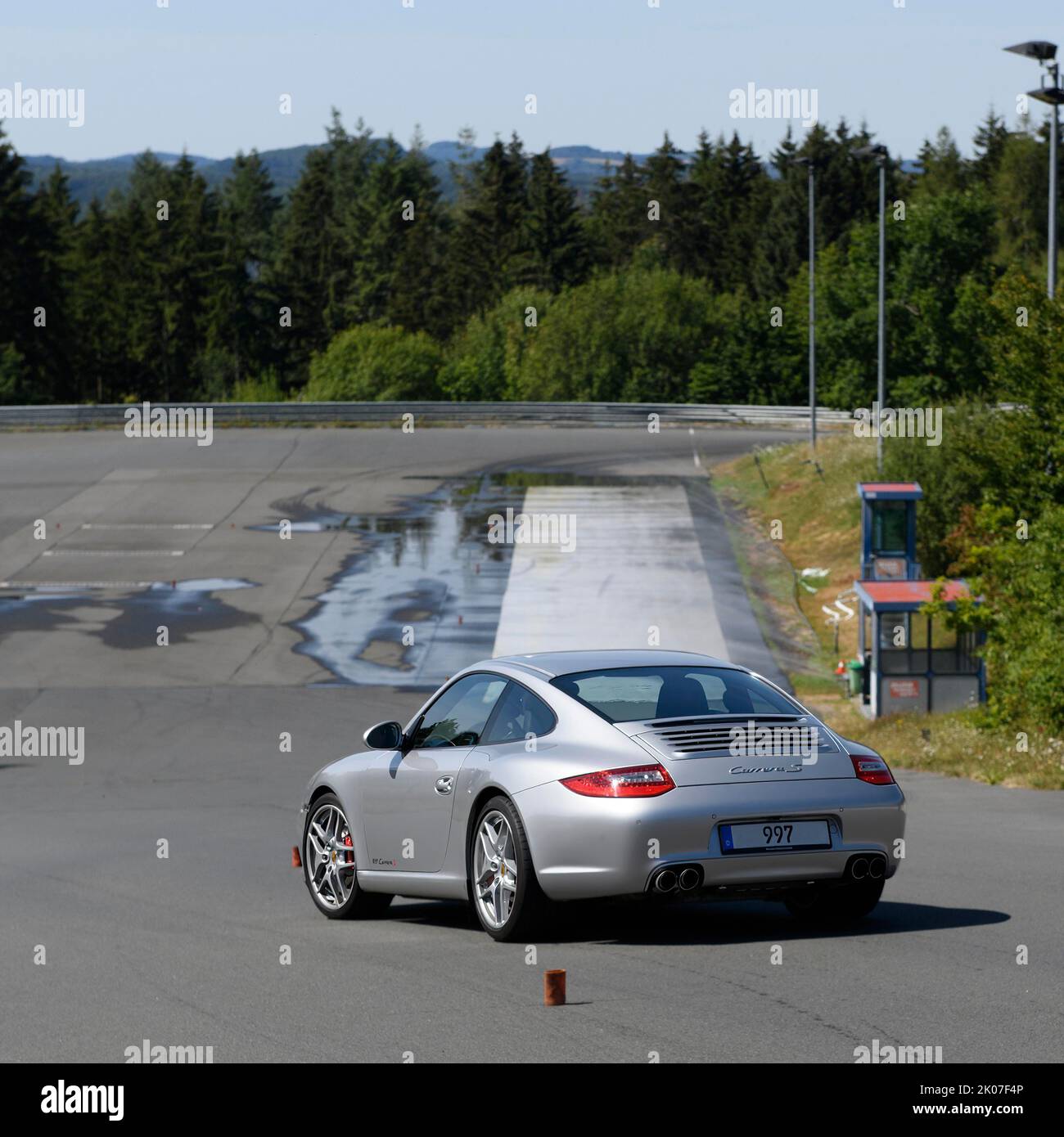 La voiture de sport Porsche 911 997 Carrera prend le contrôle pendant le cours de slalom lors de la formation à la sécurité de conduite, centre de sécurité de conduite FSZ II Banque D'Images