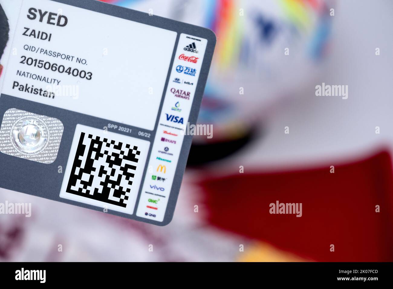 Avion de voyage Qatar. Billet de match de la coupe du monde de la FIFA 2022 avec Hayya Card. Concept sport et voyage Banque D'Images