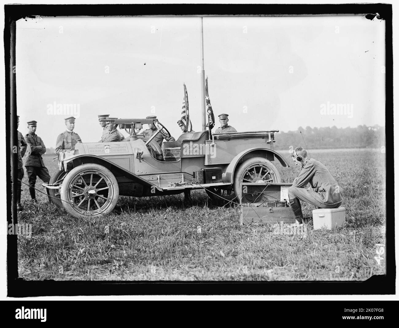 Groupe militaire, entre 1909 et 1914. ÉTATS-UNIS. 'North Western Military Academy signal corps; Wireless No. 9'. Appareil sans fil Murdock utilisé, alimenté par batterie Exide. Banque D'Images