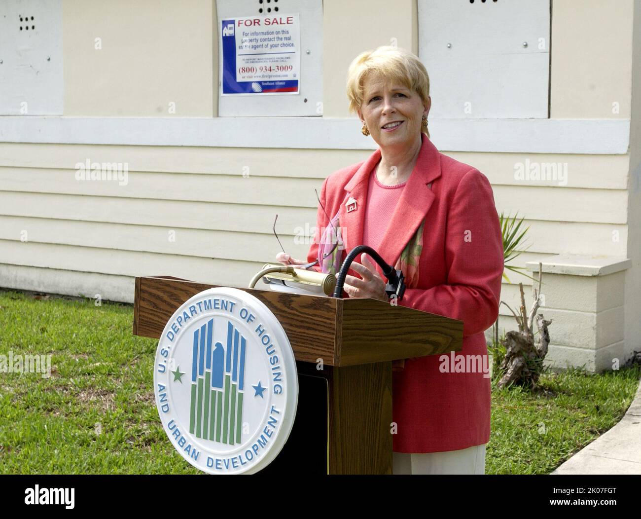 Annonce et tournée du programme Homewise, Miami, Floride, avec la secrétaire adjointe à la planification et au développement communautaires Pamela Patenaude se joignant à HUD Miami Directrice du bureau de campagne Armando Fana, maire de Miami Gardens Shirley Gibson, Fannie Mae South Florida Directrice du bureau du partenariat Ann Kashmere, South Flordia Builders Association Directrice exécutive Toni Pacelli-Hinkley, Et le président de Murphy Construction Dennis Murphy parmi les dignitaires sur place. Banque D'Images