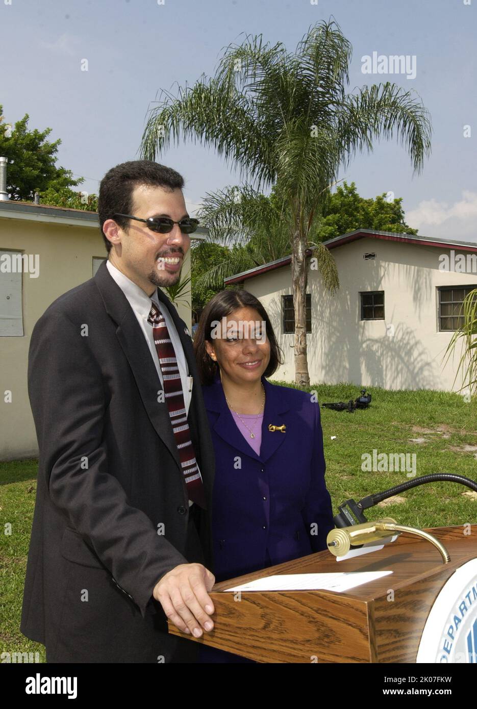 Annonce et tournée du programme Homewise, Miami, Floride, avec la secrétaire adjointe à la planification et au développement communautaires Pamela Patenaude se joignant à HUD Miami Directrice du bureau de campagne Armando Fana, maire de Miami Gardens Shirley Gibson, Fannie Mae South Florida Directrice du bureau du partenariat Ann Kashmere, South Flordia Builders Association Directrice exécutive Toni Pacelli-Hinkley, Et le président de Murphy Construction Dennis Murphy parmi les dignitaires sur place. Banque D'Images