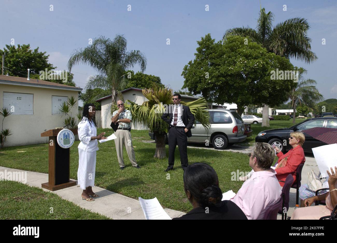 Annonce et tournée du programme Homewise, Miami, Floride, avec la secrétaire adjointe à la planification et au développement communautaires Pamela Patenaude se joignant à HUD Miami Directrice du bureau de campagne Armando Fana, maire de Miami Gardens Shirley Gibson, Fannie Mae South Florida Directrice du bureau du partenariat Ann Kashmere, South Flordia Builders Association Directrice exécutive Toni Pacelli-Hinkley, Et le président de Murphy Construction Dennis Murphy parmi les dignitaires sur place. Banque D'Images