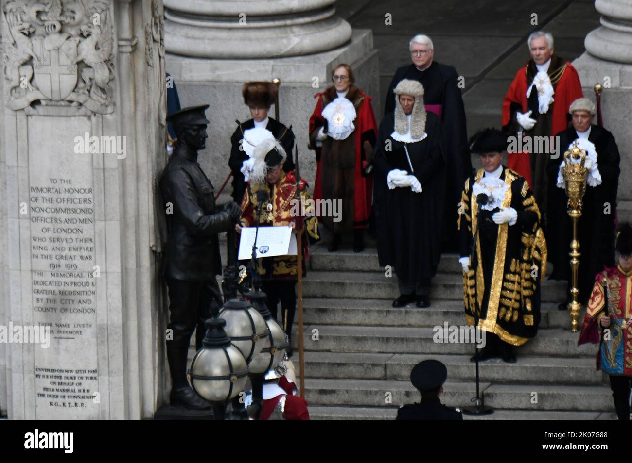 Clarencieux Roi d'armes (à gauche) lors de la lecture de la Proclamation d'accession du Roi Charles III au Royal Exchange de la ville de Londres. Date de la photo: Samedi 10 septembre 2022. Banque D'Images