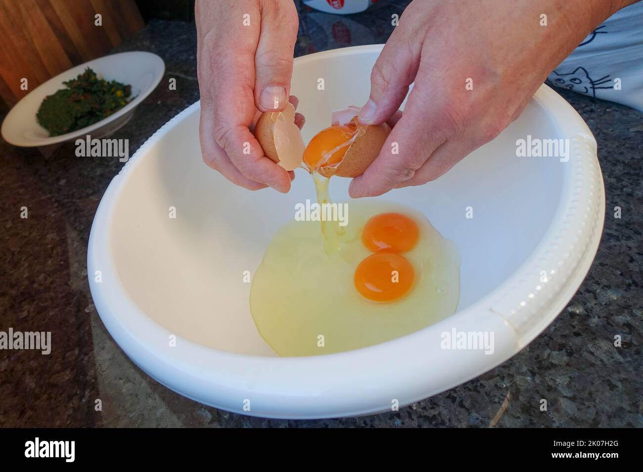 Cuisine souabe, préparation du gâteau suisse du bard, œufs en battant, jaune d'œuf, blanc d'œuf, coquillage, bol à mélanger, mains pour hommes, pâtisseries, gâteaux Banque D'Images