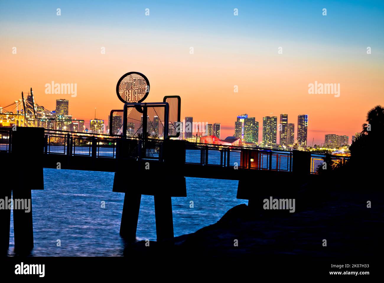 Horizon de Miami coucher de soleil sur South Pointe Park Pier, Floride, États-Unis d'Amérique Banque D'Images