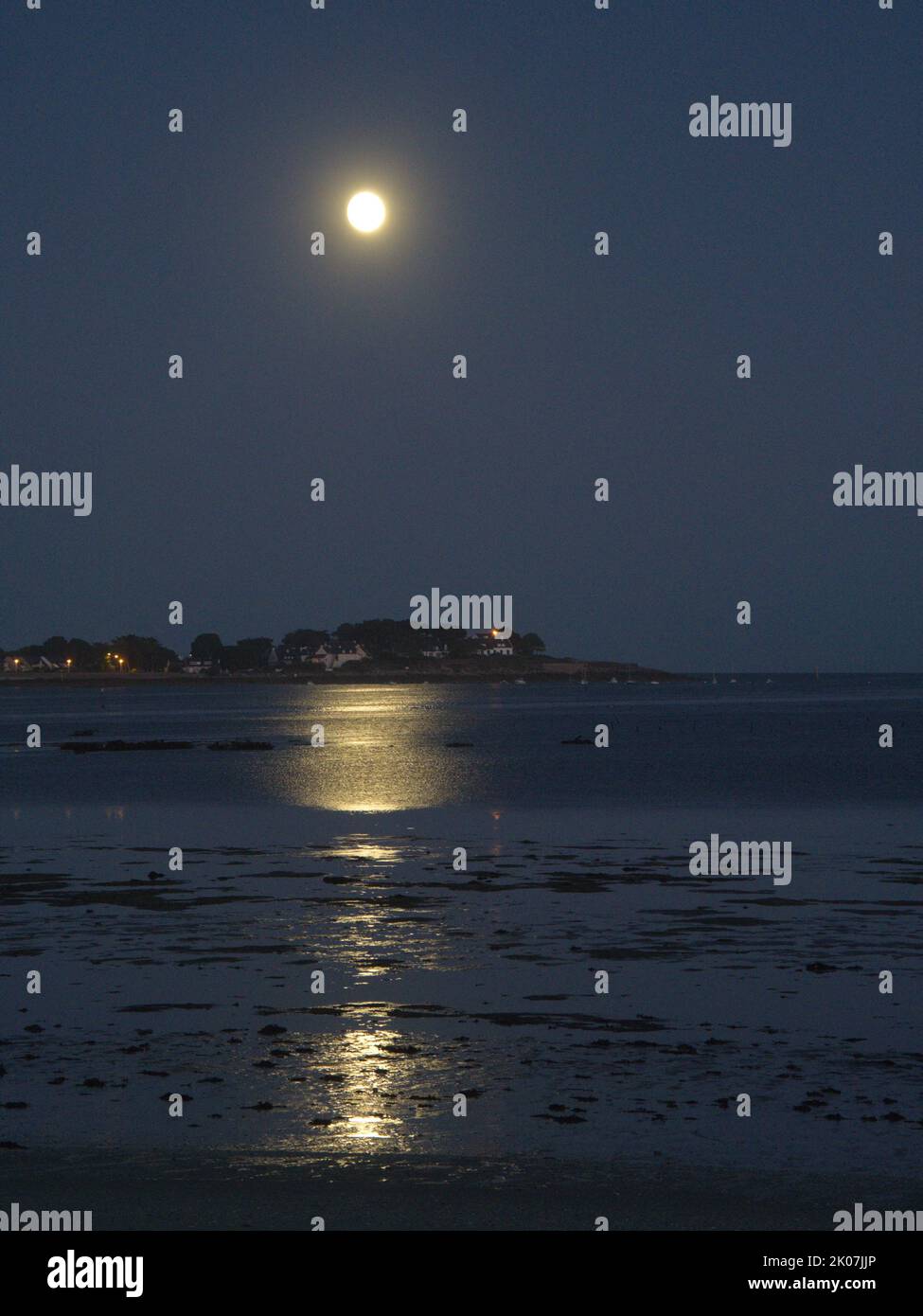 Pleine lune sur la baie de Plouharnel surplombant la Pointe Saint Colomban en Bretagne, Baie de Quiberon, Plouharnel, Morbihan, France Banque D'Images