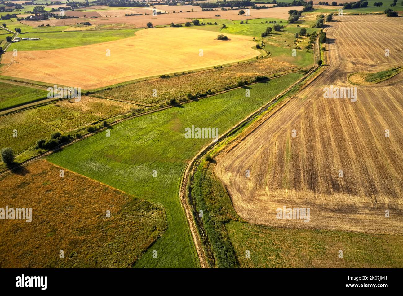 Vue aérienne de l'ancienne frontière intérieure-allemande, maintenant la ceinture verte, dans le paysage frontalier entre le Schleswig-Holstein et le Mecklembourg-Ouest Banque D'Images